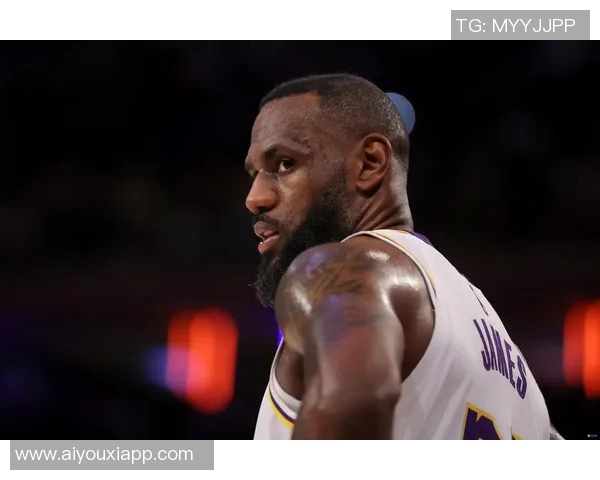 里夫斯谈詹姆斯传球与投篮的争议引发人们对球员选择的不同看法与评价